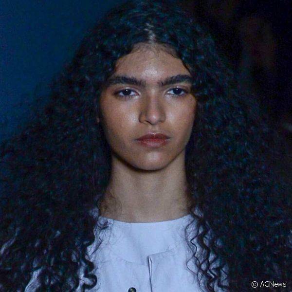 Modelos de Beira deixaram o visual natural e bem preenchido com pelos para as sobrancelhas no SPFW 2018 (Foto: AGNews)